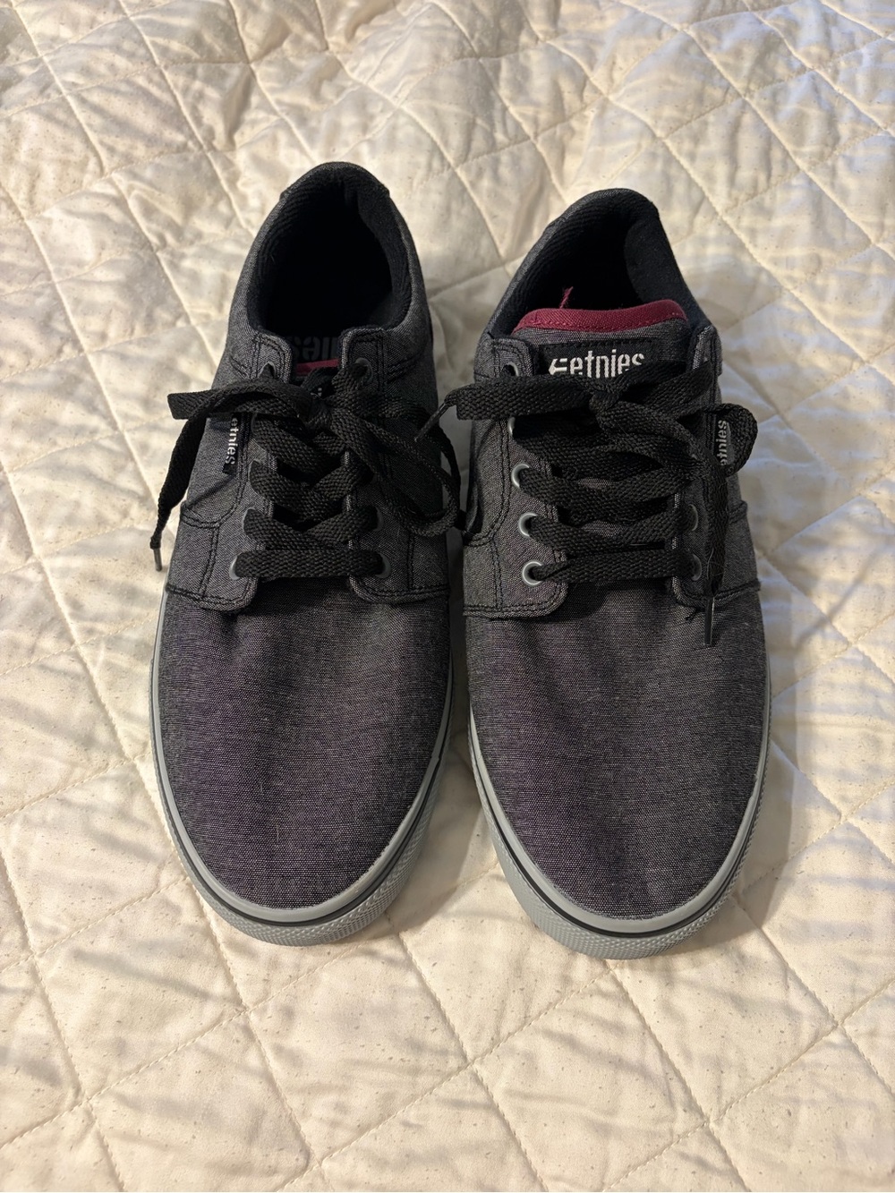 Etnies Men's Black and Dark Gray Skate Sneakers with Maroon Tongue Accent